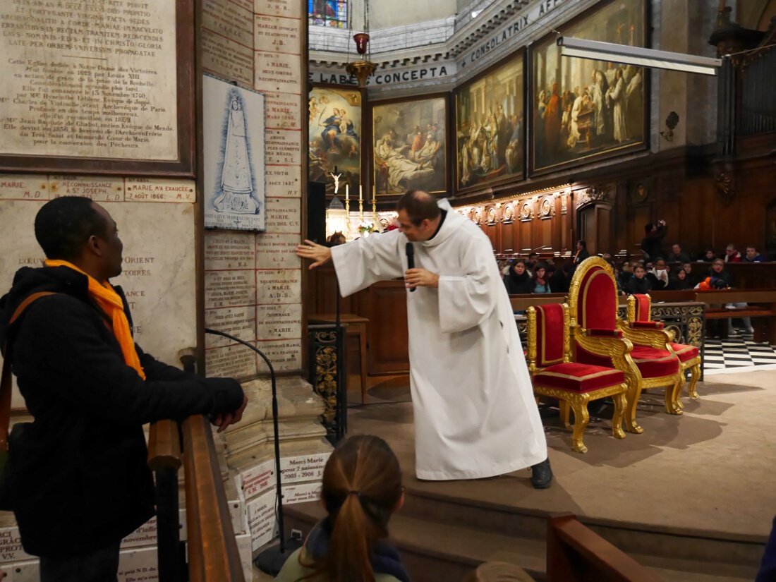 Le père Hervé Soubias, recteur de la basilique, a montré les ex-votos posés (…). © Yannick Boschat / Diocèse de Paris.