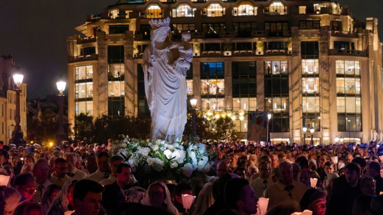 Notre Dame retrouve sa Cathédrale : procession vers le parvis de la cathédrale