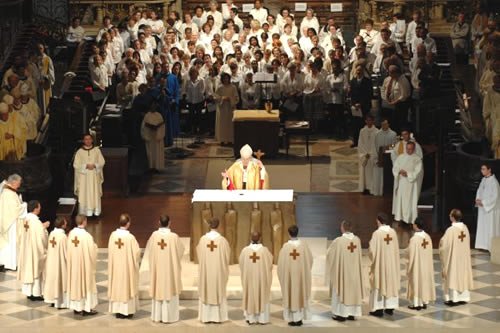 Ordinations sacerdotales 2007 à Notre-Dame de Paris. © D. R..