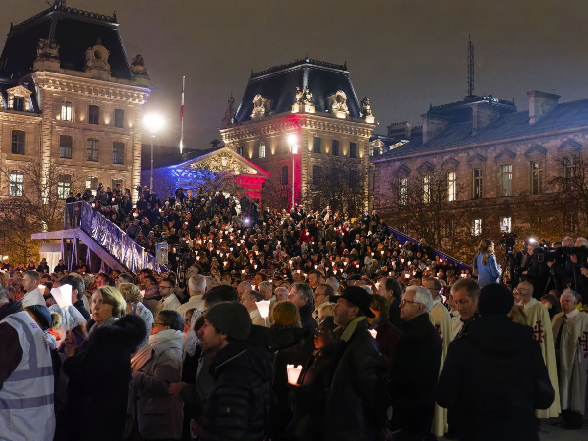 Notre Dame retrouve sa Cathédrale : procession vers le parvis de la cathédrale. © Yannick Boschat / Diocèse de Paris.