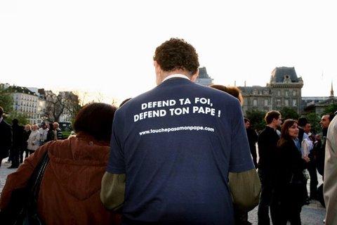 Sur le parvis, de nombreux témoignages de soutien à Benoît XVI. © Armelle de Brichambaut.