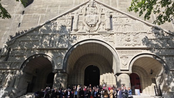 Inauguration du tympan sculpté restauré de Saint-Pierre de Chaillot