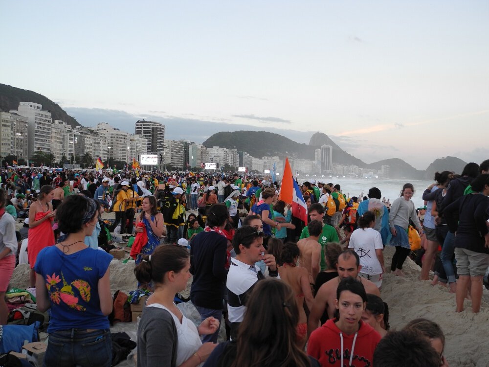 Attente sur la plage de Copacabana. © © Marie-Christine Bertin / Diocèse de Paris.