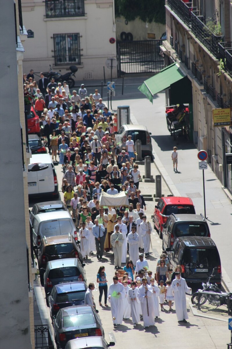 Procession de Notre-Dame de Nazareth. © Paroisse Notre-Dame de Nazareth.