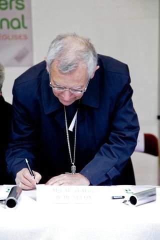 Mgr de Monléon, évêque de Meaux, rédige la prière qui sera insérée dans la (…). © Yannick Boschat.