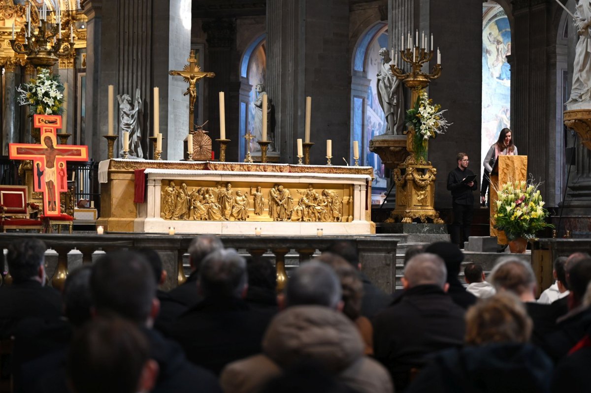 Prière du milieu du jour à Saint-Sulpice. © Marie-Christine Bertin / Diocèse de Paris.