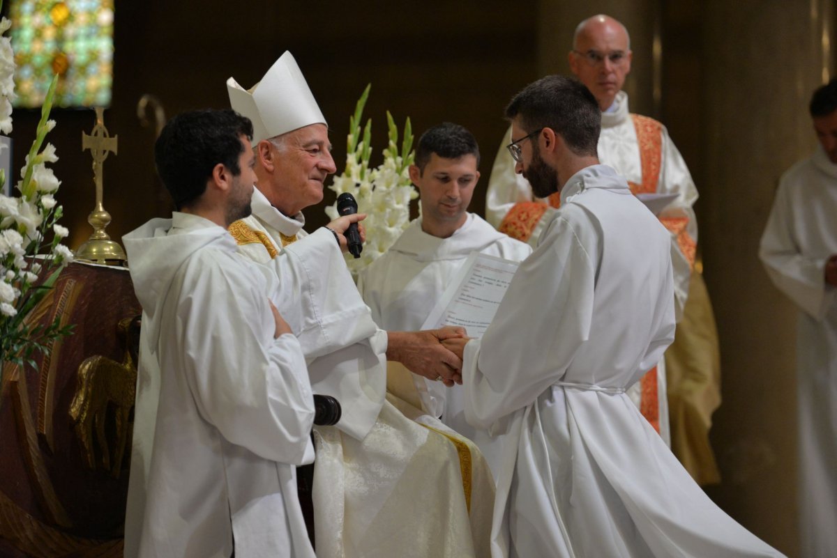 Ordinations diaconales en vue du sacerdoce à Saint-Ferdinand des Ternes (17e). © Marie-Christine Bertin / Diocèse de Paris.