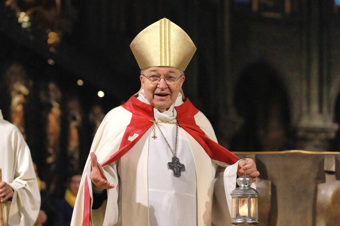 Le cardinal André Vingt-Trois a donné une lanterne à chaque communauté. © Yannick Boschat / Diocèse de Paris.