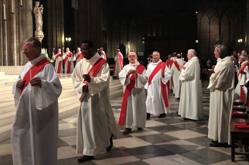 Procession des diacres portant une bougie allumée. Photo © Yannick Boschat 