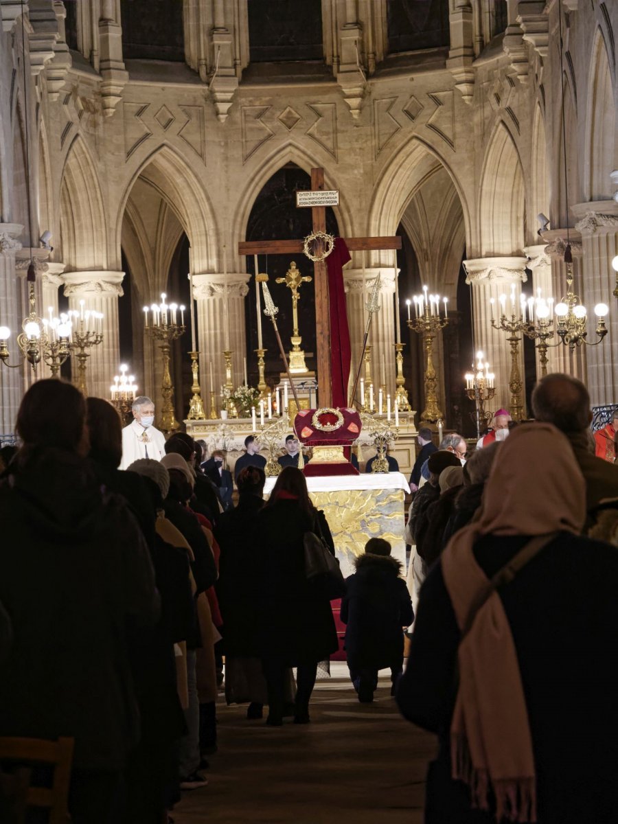 Ostention de la sainte couronne d'épines. 12 février 2022 © Yannick Boschat / Diocèse de Paris.