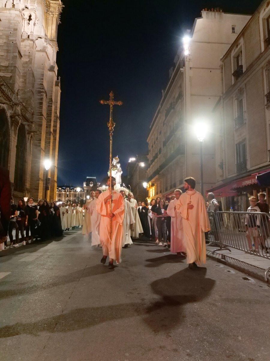 Procession sur l'île de la Cité. © Yannick Boschat / Diocèse de Paris.