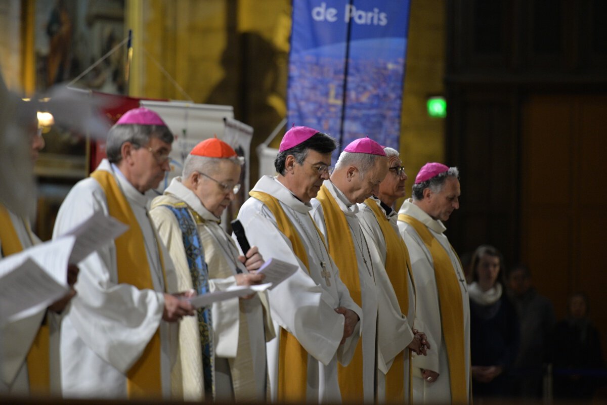 Chaque évêque a lu quelques intentions qu'il a reçu. © Marie-Christine Bertin / Diocèse de Paris.