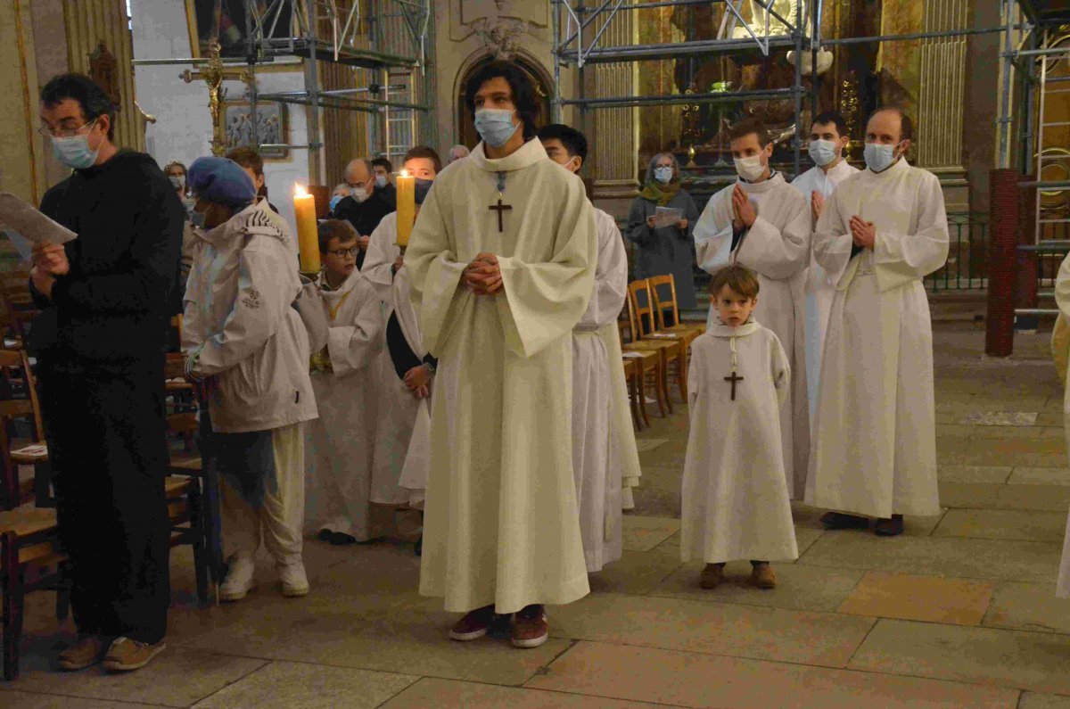 Accueil des reliques de sainte Geneviève à Saint-Louis en l'Île. © Michel Pourny / Diocèse de Paris.