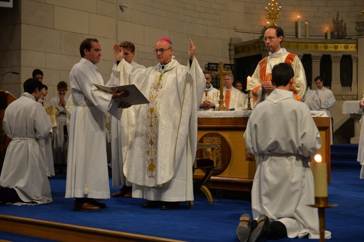 Ordinations diaconales en vue du sacerdoce à Saint-François de Sales. © Marie-Christine Bertin / Diocèse de Paris.