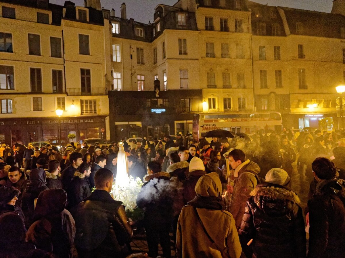 Procession Mariale, halte à Notre-Dame des Victoires. © Yannick Boschat / Diocèse de Paris.