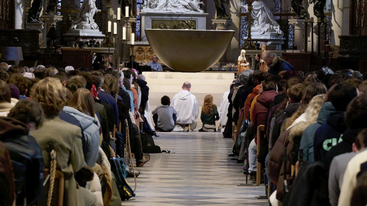 Prière du milieu du jour à Notre-Dame de Paris. © Yannick Boschat / Diocèse de Paris.