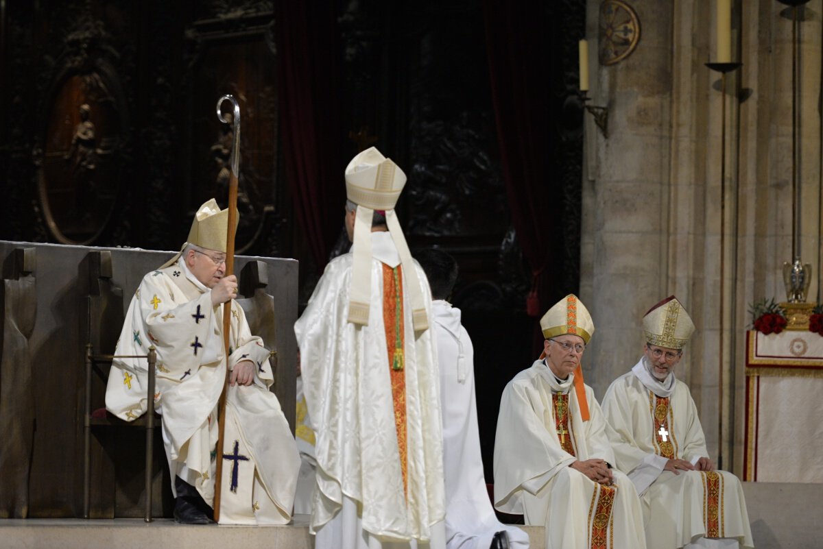 Remise de la crosse. © Marie-Christine Bertin / Diocèse de Paris.