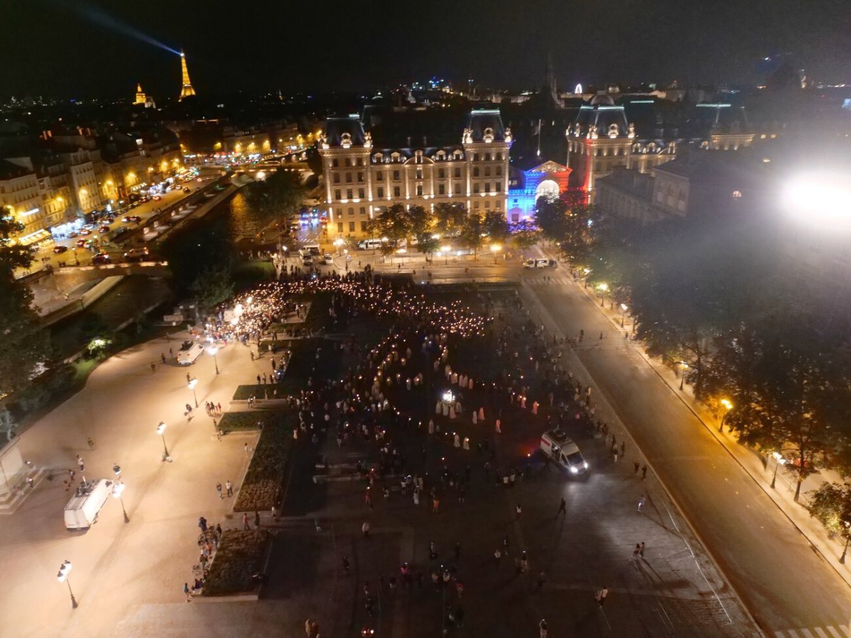 Procession sur l'île de la Cité. © Yannick Boschat / Diocèse de Paris.