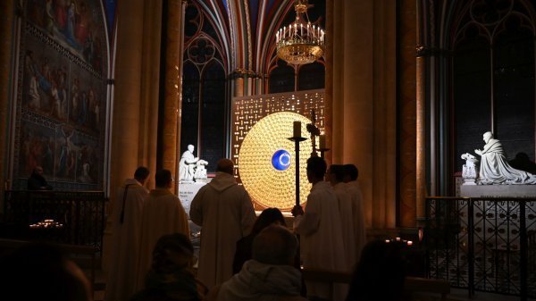 Veillée de l'espérance à Notre-Dame de Paris