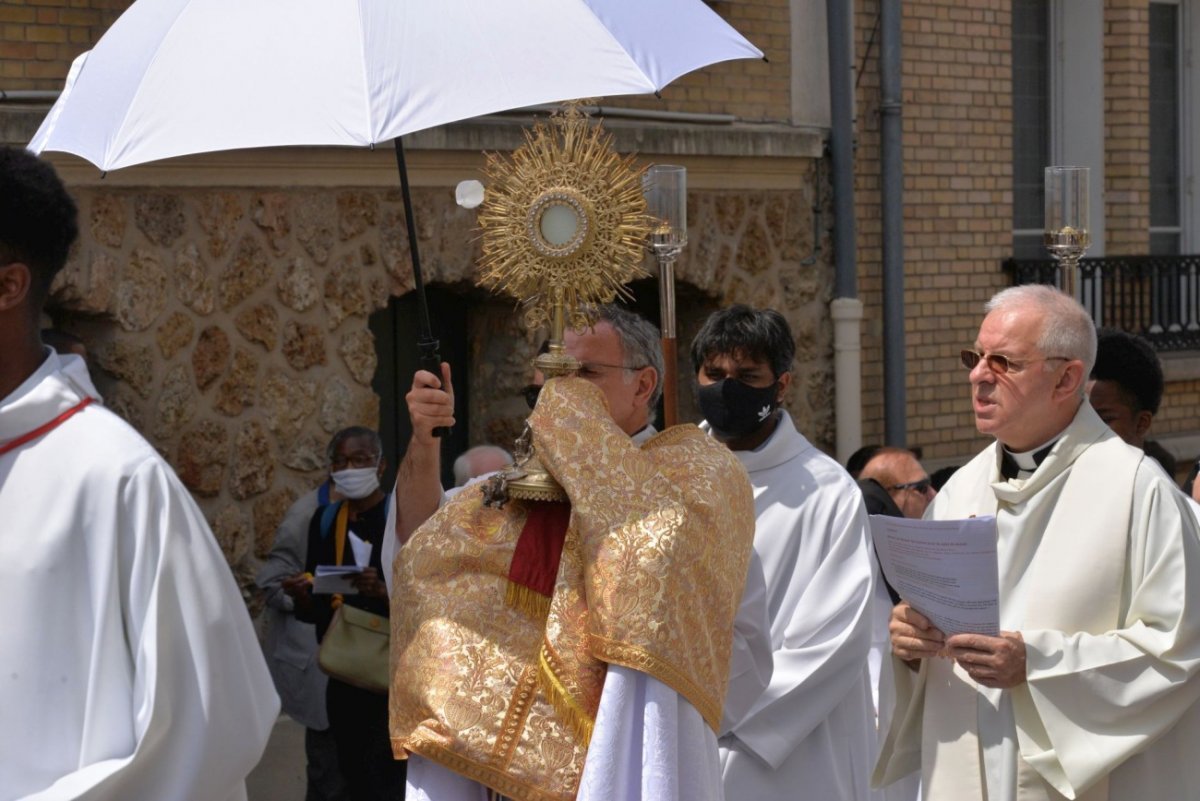 Procession de la Fête-Dieu. © Marie-Christine Bertin / Diocèse de Paris.