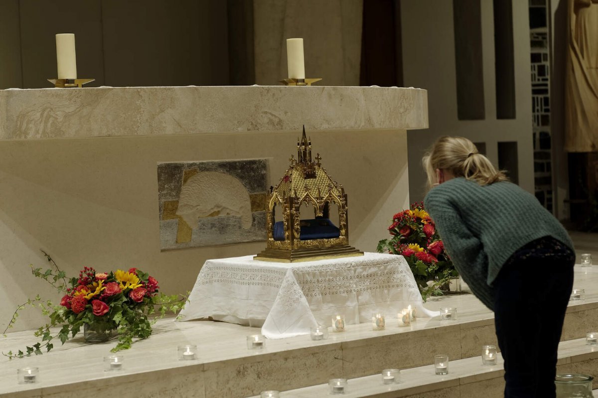 Accueil des reliques de sainte Geneviève à Notre-Dame de La Salette [Ajouter. © Trung-Hieu Do / Diocèse de Paris.