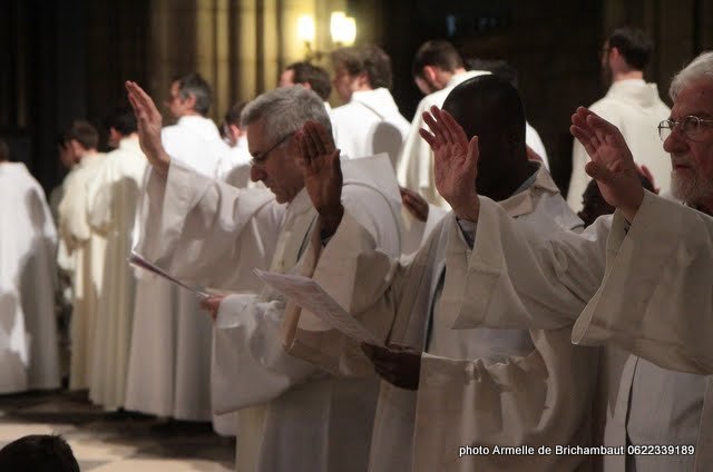 Consécration du Saint Chrême. © Armelle de Brichambaut.