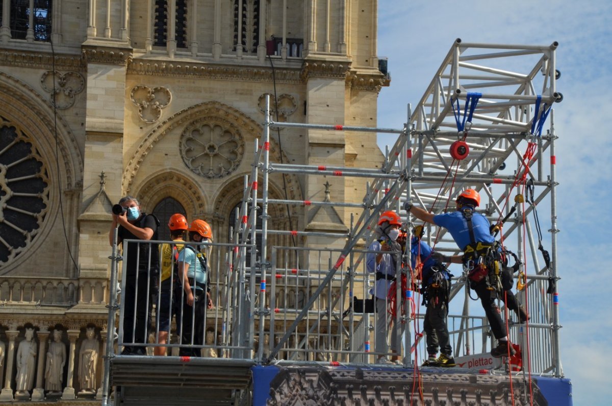 Rebâtir Notre-Dame : village des métiers sur le parvis de la cathédrale. © Michel Pourny / Diocèse de Paris.