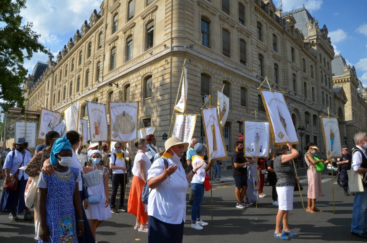 Fête de l'Assomption de la Vierge Marie : procession dans Paris. © Michel Pourny / Diocèse de Paris.