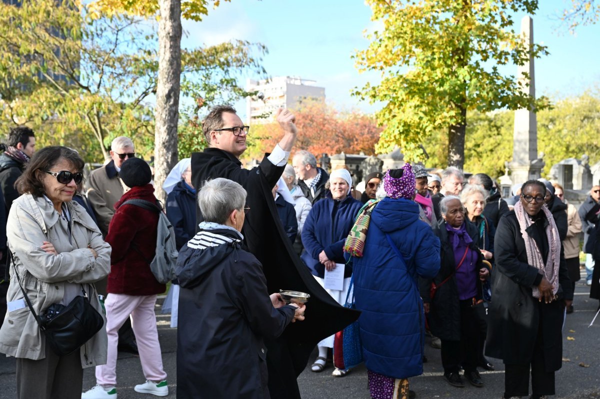 Prière pour les prêtres défunts au cimetière Montparnasse 2025. © Marie-Christine Bertin / Diocèse de Paris.