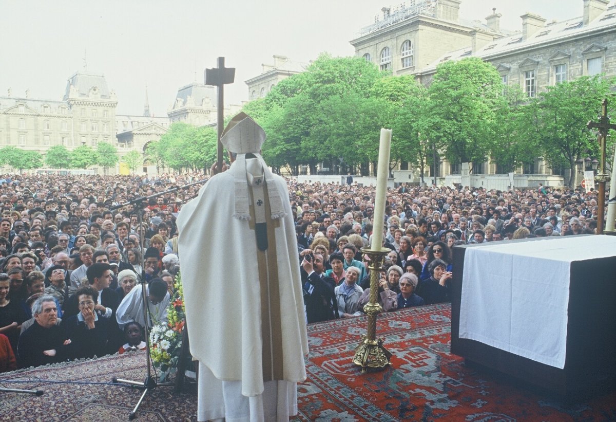 Rassemblement diocésain de la catéchèse. À Notre-Dame de Paris en 1988. 