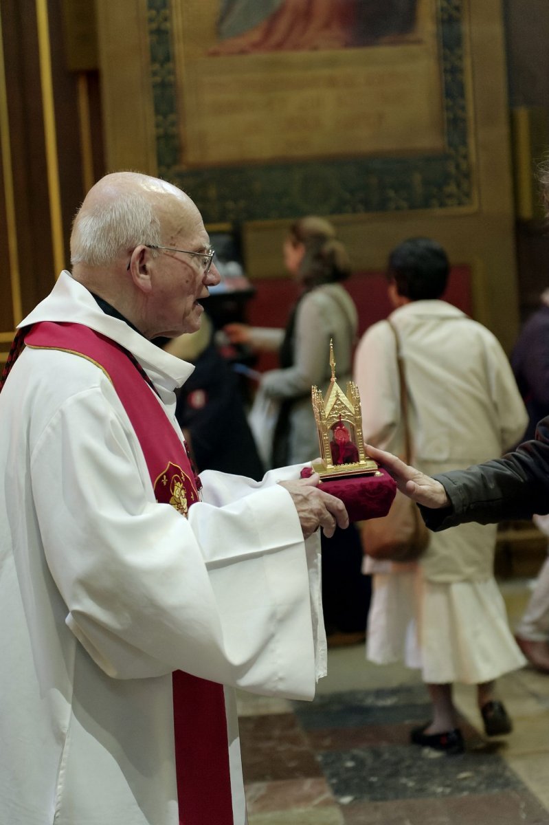 Vénération des reliques du bienheureux Vladimir Ghika à Saint-Louis d'Antin. © Trung Hieu Do / Diocèse de Paris.