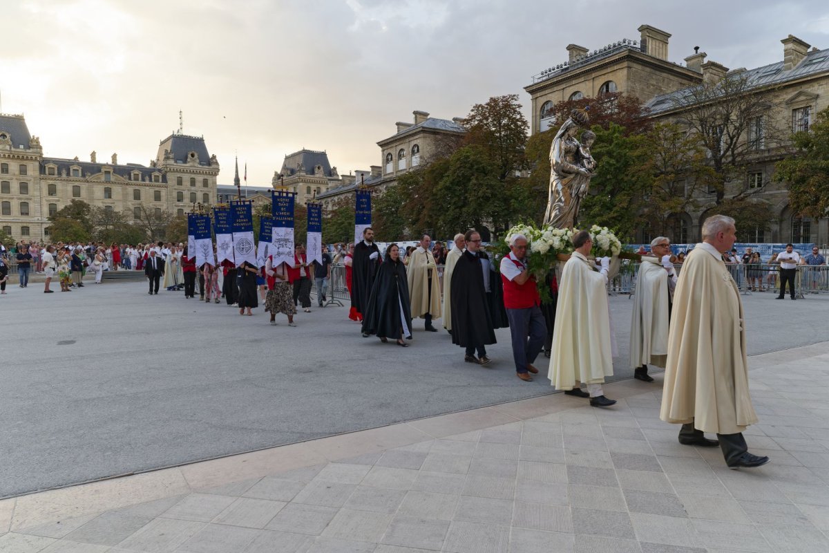 Veille de l'Assomption 2026 : proclamation de l'Évangile et (…). © Yannick Boschat / Diocèse de Paris.