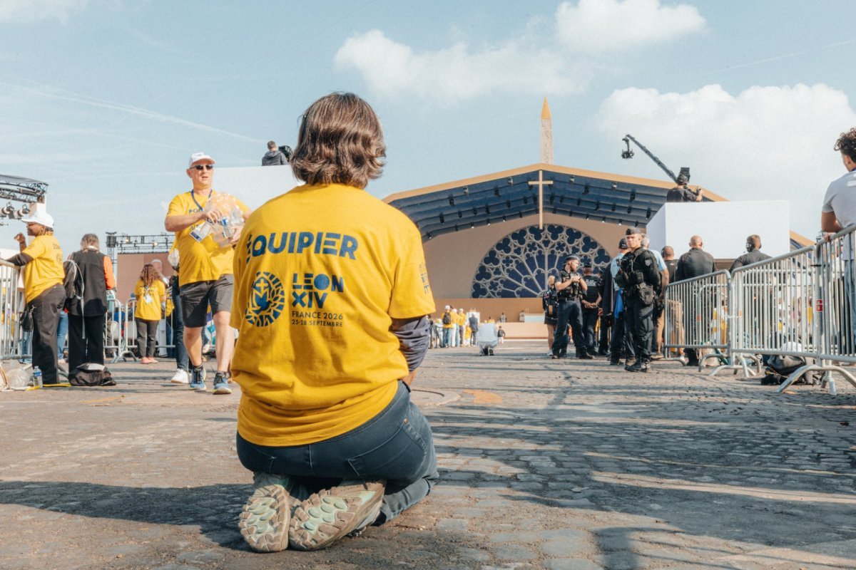 Pélerins en prière lors de la messe à la Concorde et sur les Champs-Élysées (…). © Valentin Duriez / Diocèse de Paris.
