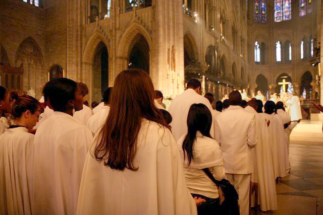 Les néophytes vêtus de blanc. © Armelle de Brichambaut.