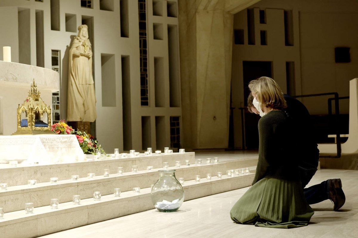 Accueil des reliques de sainte Geneviève à Notre-Dame de La Salette [Ajouter. © Trung-Hieu Do / Diocèse de Paris.