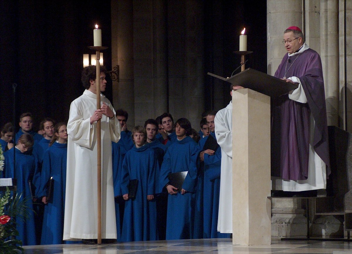 Homélie. 19h15. Après avoir lu l'Évangile (Jn 9, 1-41) lui-même, Mgr Vingt-Trois prononce sa première homélie d'archevêque de Paris. © D. R..