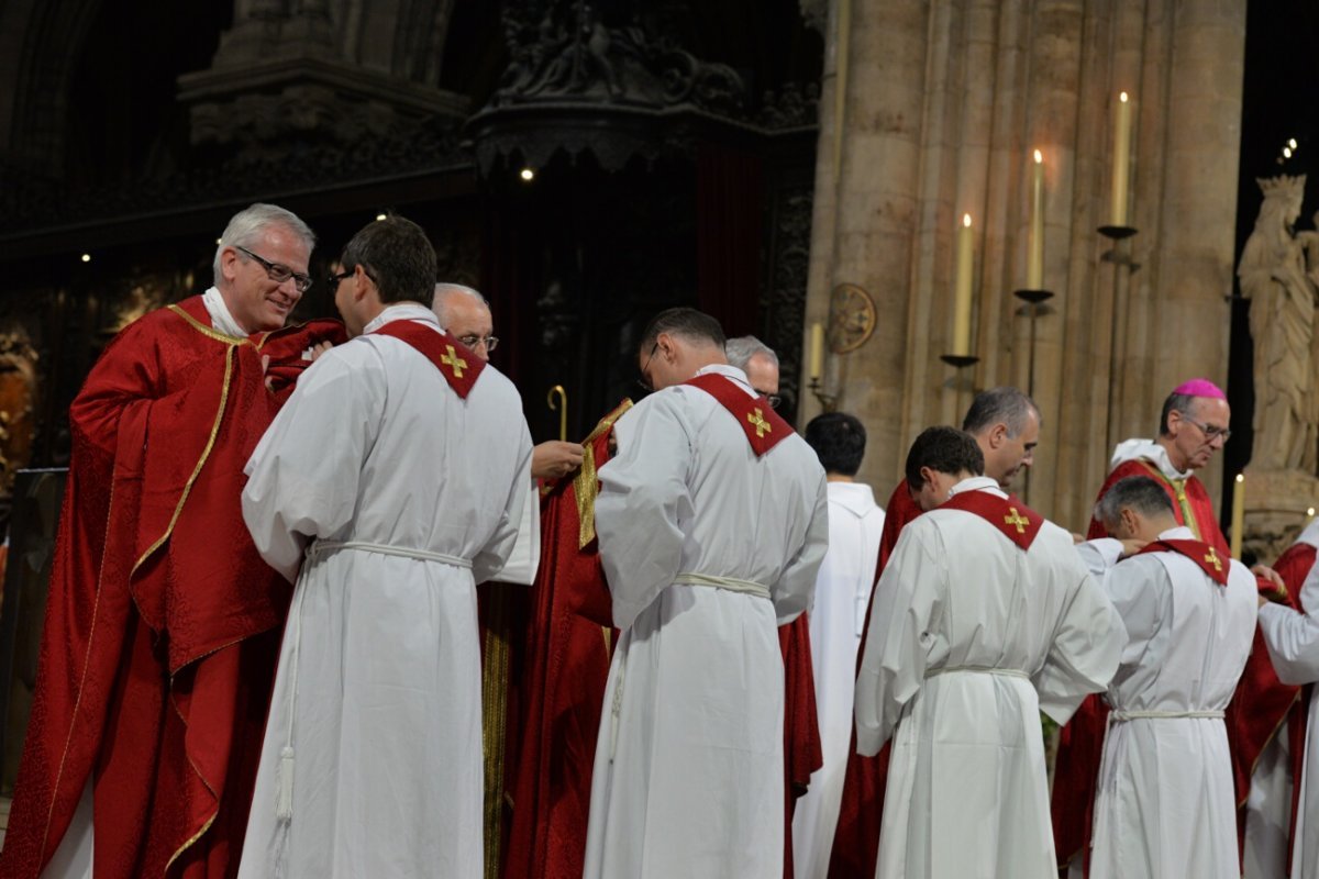 Les nouveaux prêtres revêtent l'étole et la chasuble. © Marie-Christine Bertin / Diocèse de Paris.