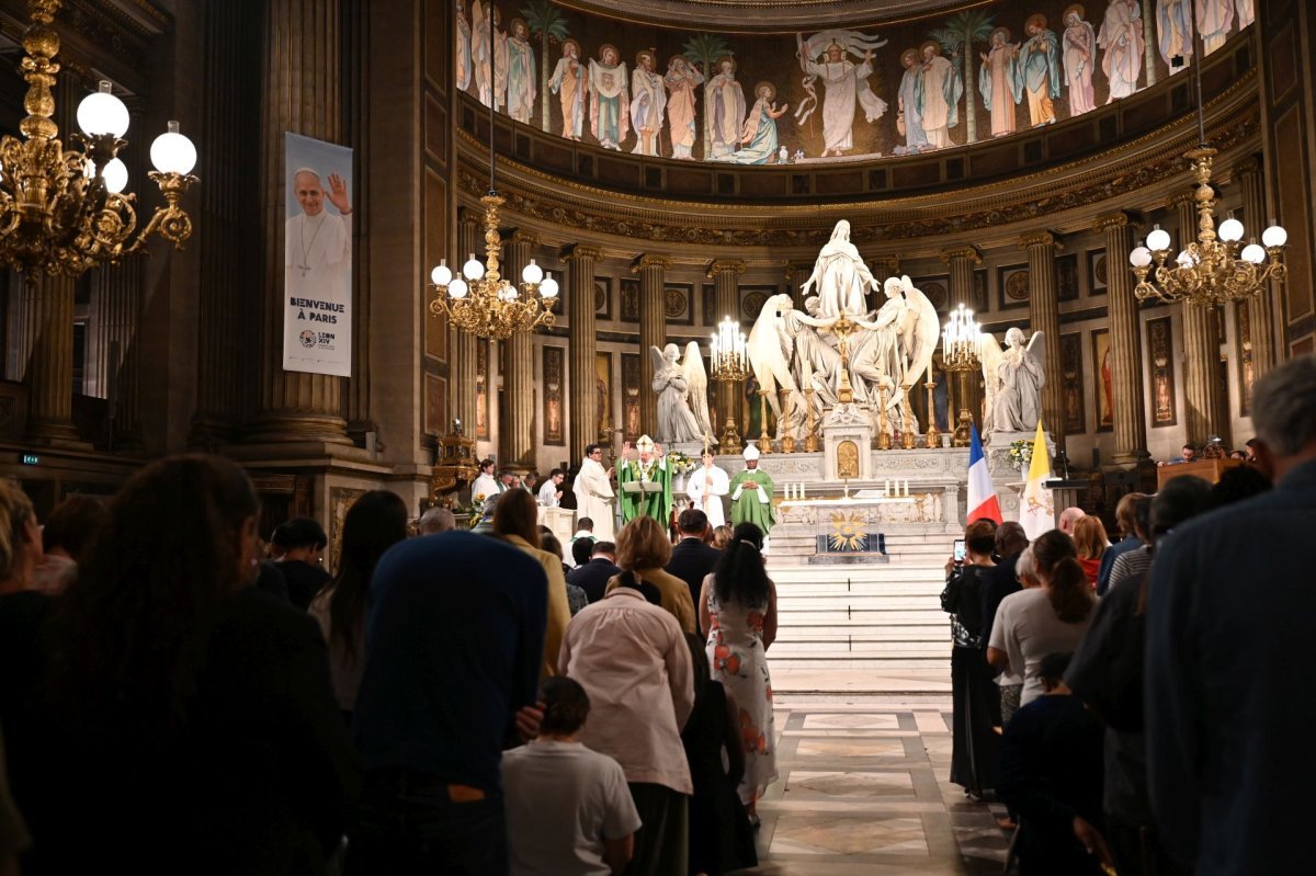 Messe de bénédiction des volontaires pour la visite du Pape Léon XIV à Paris. © Marie-Christine Bertin / Diocèse de Paris.