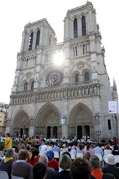 9h30, plusieurs milliers de personnes sont rassemblées. © Yannick Boschat / Diocèse de Paris.