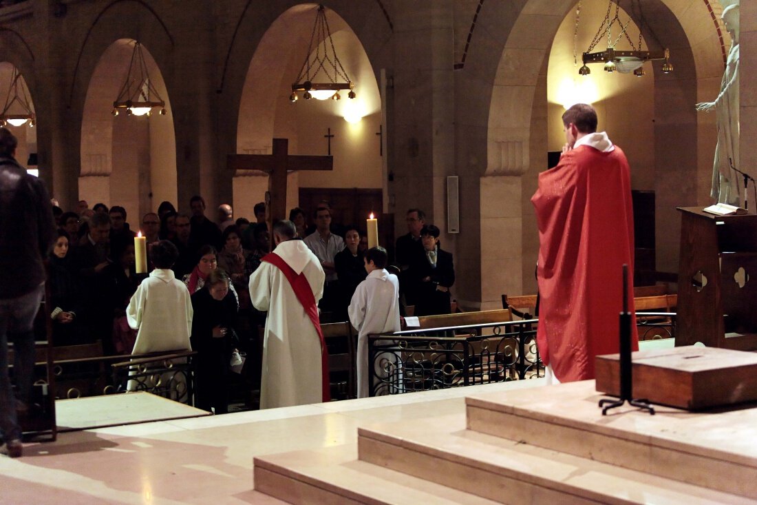 Vénération de la croix le Vendredi saint. © Yannick Boschat / Diocèse de Paris.