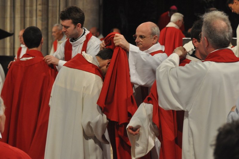 Les nouveaux prêtres sont revêtues de l'étole et de la chasuble. © D. R..