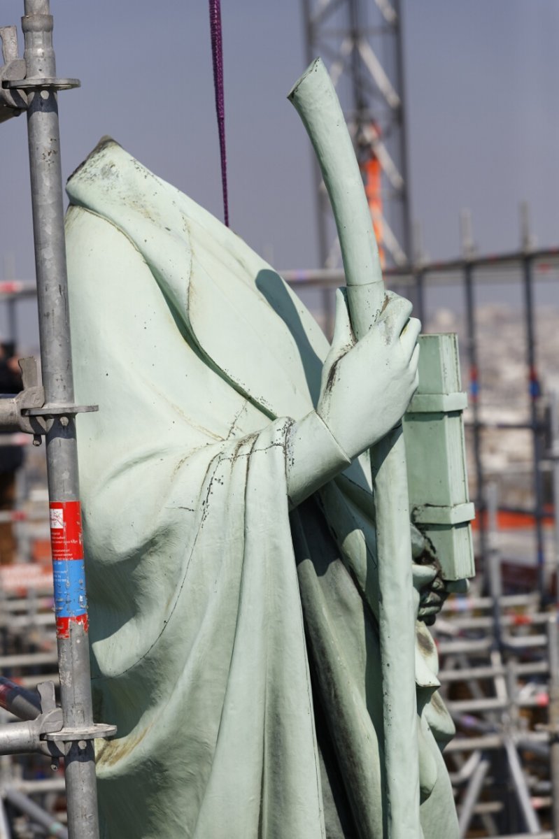 Dépose des 16 statues de la flèche de Notre-Dame de Paris. © Yannick Boschat / Diocèse de Paris.