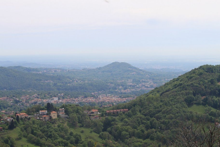 Marche vers le sanctuaire d'Oropa où il aimait se recueillir. 