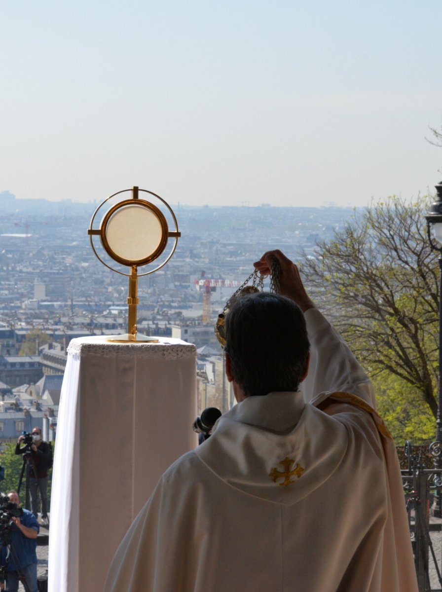 Bénédiction du Saint-Sacrement sur la ville. © Marie-Christine Bertin.