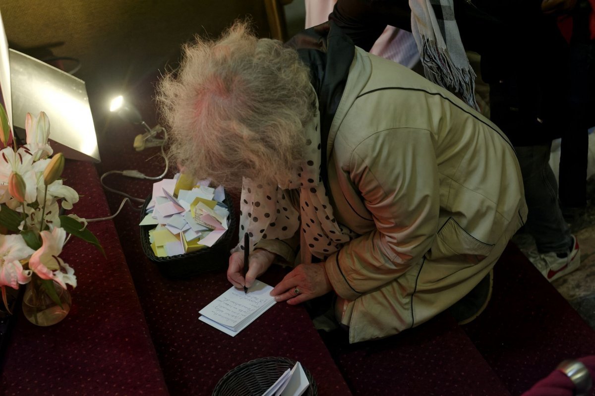 Vénération des reliques du bienheureux Vladimir Ghika à Saint-Louis d'Antin. © Trung Hieu Do / Diocèse de Paris.