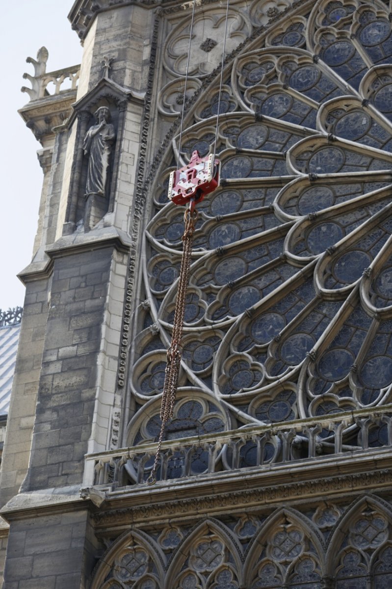 Dépose des 16 statues de la flèche de Notre-Dame de Paris. © Yannick Boschat / Diocèse de Paris.