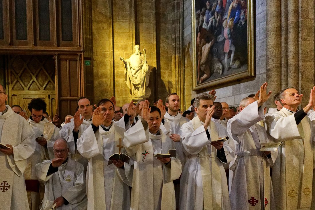 Consécration du saint chrême. © Yannick Boschat / Diocèse de Paris.