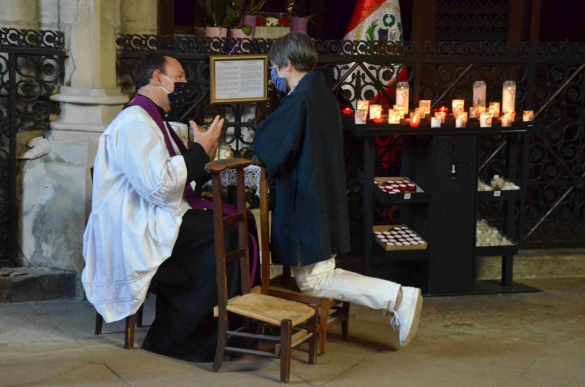 Vendredi saint à Saint-Germain l'Auxerrois : confessions. © Michel Pourny / Diocèse de Paris.