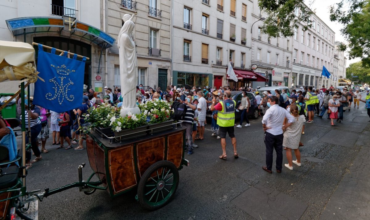 Procession “M de Marie” jusqu'à Notre-Dame du Perpétuel-Secours. © Yannick Boschat / Diocèse de Paris.