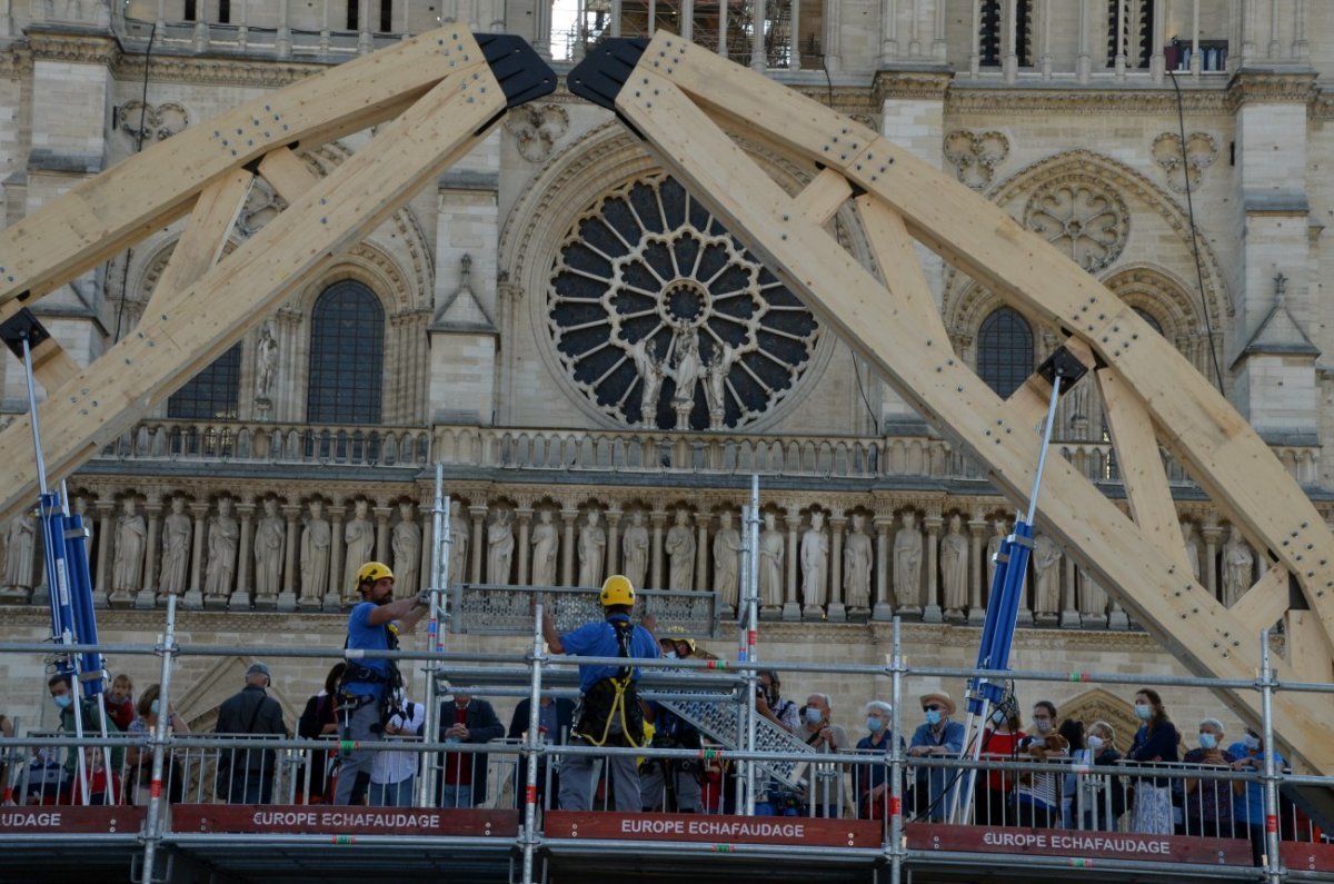 Rebâtir Notre-Dame : village des métiers sur le parvis de la cathédrale. © Michel Pourny / Diocèse de Paris.